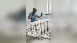 Plumber uses plastic pipes to play Chinese ballads