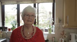 Robin pops into granny's home every day for breakfast