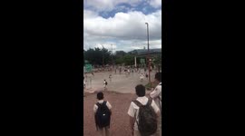 Gobierno de Honduras reprime estudiantes de secundaria al protestar por altos coso del combustible y canasta básica. Government of Honduras represses high school students to protest high cost of fuel and basic basket