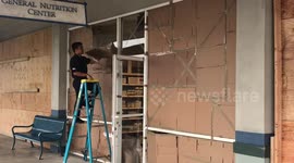 Some Businesses reopen after hurricane Lane hit Hawai’i, man taking down boards