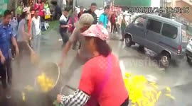 吉林珲春  摊贩占道经营不服管 开水泼向城管人员