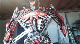 Polish artist creates amazing moving robot from scrap metal