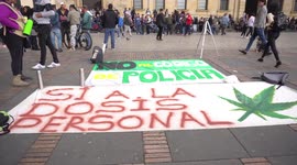 Marijuana fumate in protest of Duque's proposal