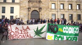Marijuana fumate in protest of Duque's proposal