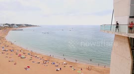 DANGEROUS HANDSTAND ON A BUILDING EDGE