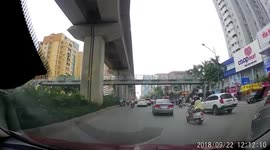 Va chạm giao thông giữa oto và chị xe máy áo đỏ