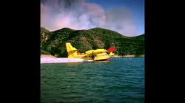 Video shows Super Scooper aircraft picking up water to fight Charlie Fire