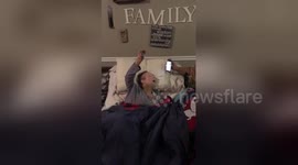 US mother with terminal cancer uses all her energy to raise arm for worship song