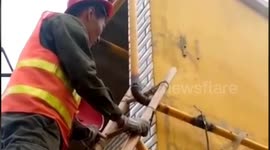 沧州电焊小哥上演真实版作茧自缚