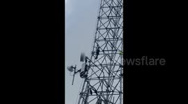 Man scales 200-foot cellphone tower in Florida