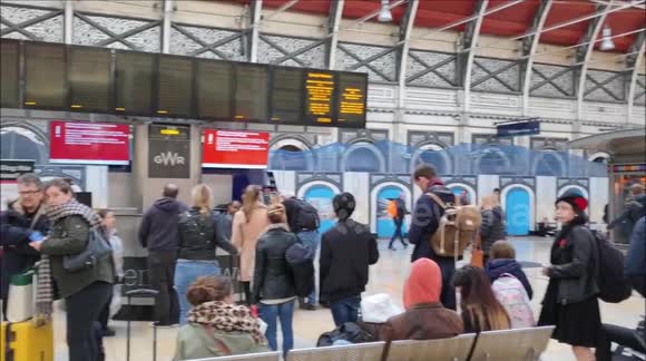 London Paddington chaos due to overhead power lines fault