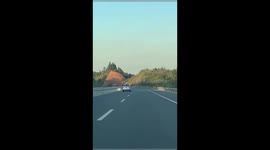 新余  男孩乘车坐天窗上,撞限高栏身亡