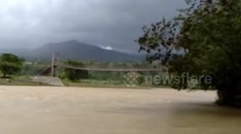 Terrifying winds violently shake footbridge in the Philippines