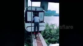 深圳欢乐谷观光列车追尾：后车突然加速撞前车，多人受伤