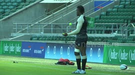 England rugby star juggles tennis balls in training