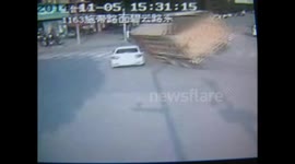 Rollover truck loaded with mud  ，Crushed cars 满载泥浆大卡车侧翻压扁小轿车致两人遇难 