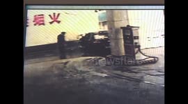 Runaway car burst into gas station 实拍轿车失控冲进加油站 众人合力营救  
