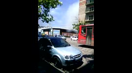 Se prende fuego en un auto