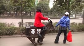 大叔自制木头马 引群众拍照