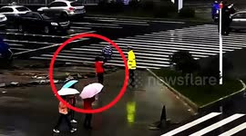 暖 小学生见交警雨中执勤 不顾拒绝坚持为其撑伞