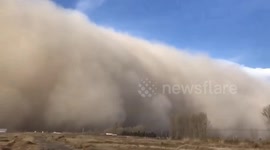 Giant wall of sand shrouds Chinese city