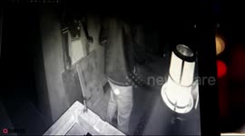 Man proposes to unsuspecting girlfriend by planting note inside escape room