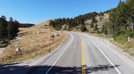 vuelo sobre carretera entre montañas