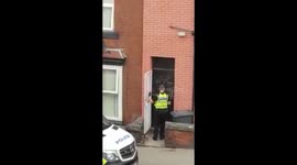 Lone policeman breaks in door to look for suspect