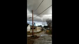 Tornado filmed forming over street in Illinois town