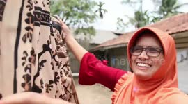 Javanese migrant women learn to design beautiful Sumatran head scarves
