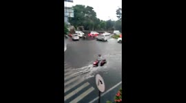 Driver almost makes wrong turn into immense floodwater in Indonesia