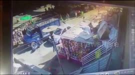 Terrifying moment as truck loses control as his breaks fail in India