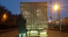 Time-lapse shows creation of 'dirt art' in Moscow