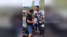 河南栾川 男子20年后拦路扇老师耳光：以前咋削我，你还记不记得？