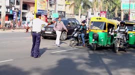 India’s Moonwalking Traffic Cop Amuses Commuters With Unique Michael Jackson Dance Movements