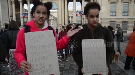 Sylvie HEFFINGER and her children protest face to the National Assembly