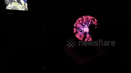 Plasma Ball Controls Nearby Touch Lamp