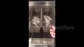 Rice noodles explosively cook in deep fat fryer