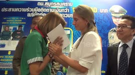 Tourist befriends shop assistant who returned her lost cash