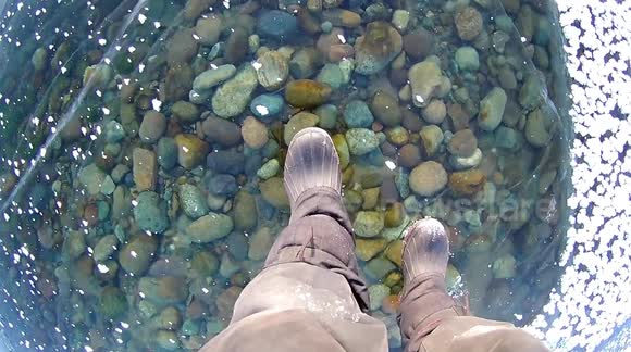 Russian man films mesmerising walk across ice on world