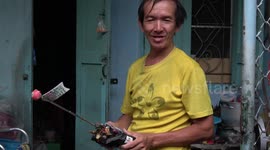 WITHOUT SUBTITLES: Good Samaritan visits hospitals to cheer up patients with his bizarre collection of pets