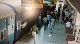 Man saved by Railway cop as he fell down while boarding train in India.