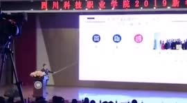 College president uses 5m stick during presentation to draw students' attention