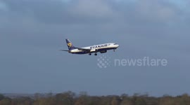 Ryanair plane battles 40 knot cross winds and performs a go around