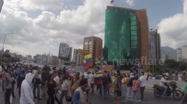 Venezuelan demonstrators trying to cut the traffic