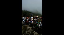 Many people are congested on the top of the mountain in the lunar new year