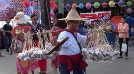 Amusing noodle seller's impressive sales tactics at Thai market