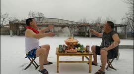Two friends fulfill special promise of enjoying hotpot in snow