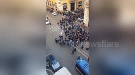 Newsflare Edit - I tifosi del Porto a passeggio per il Centro di #Roma. Città blindata. #RomaPorto https://t.co/iJa3k9dIvG