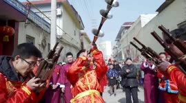 Skilful teen plays ten Chinese horns in one go